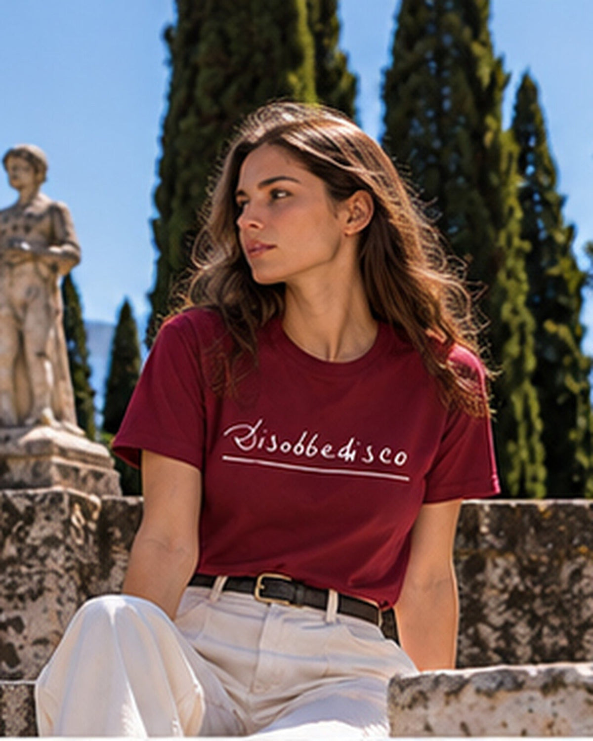 Maglietta Disobbedisco bordeaux indossata